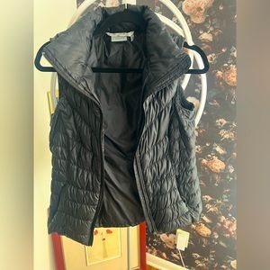 EUC women’s size medium, black Athleta down puffer vest.